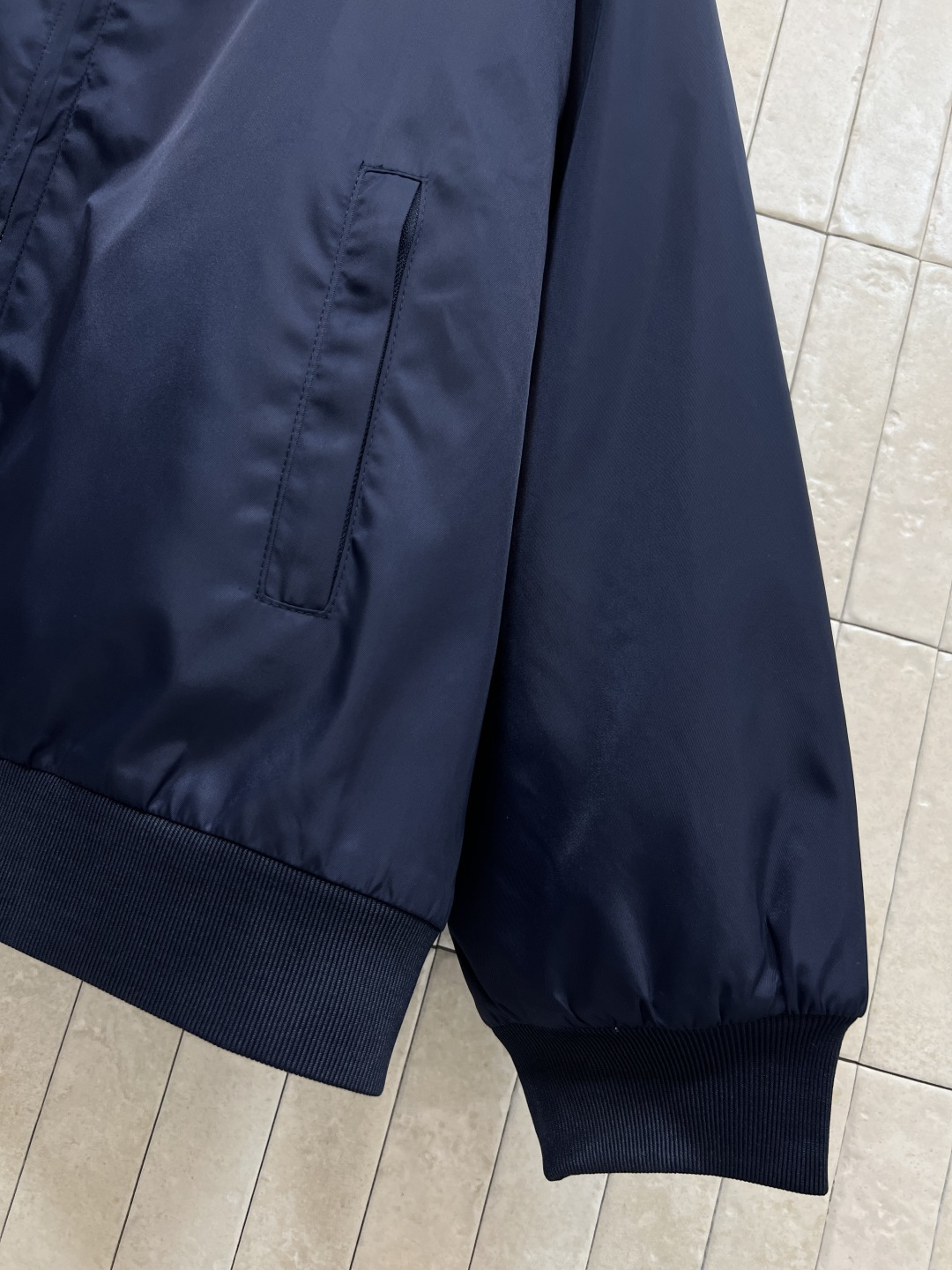 MIu家 25秋冬新款 双层穿立领夹克外套 一面纯色尼龙面料 一面灰色羊羔毛 高品质面料 轻便又保暖！立