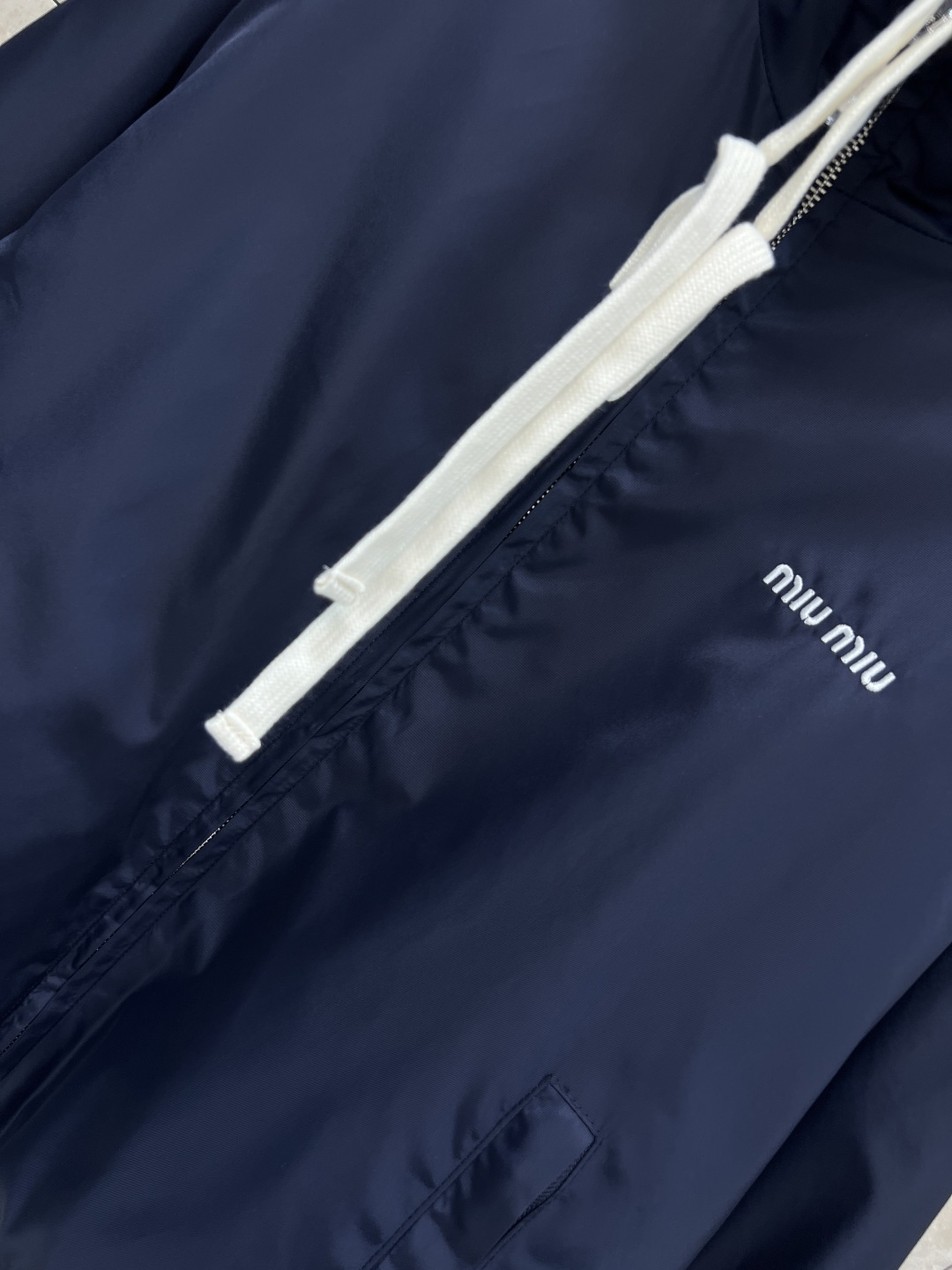 MIu家 25秋冬新款 双层穿立领夹克外套 一面纯色尼龙面料 一面灰色羊羔毛 高品质面料 轻便又保暖！立