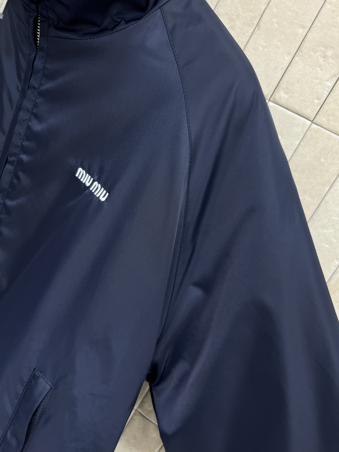 MIu家 25秋冬新款 双层穿立领夹克外套 一面纯色尼龙面料 一面灰色羊羔毛 高品质面料 轻便又保暖！立