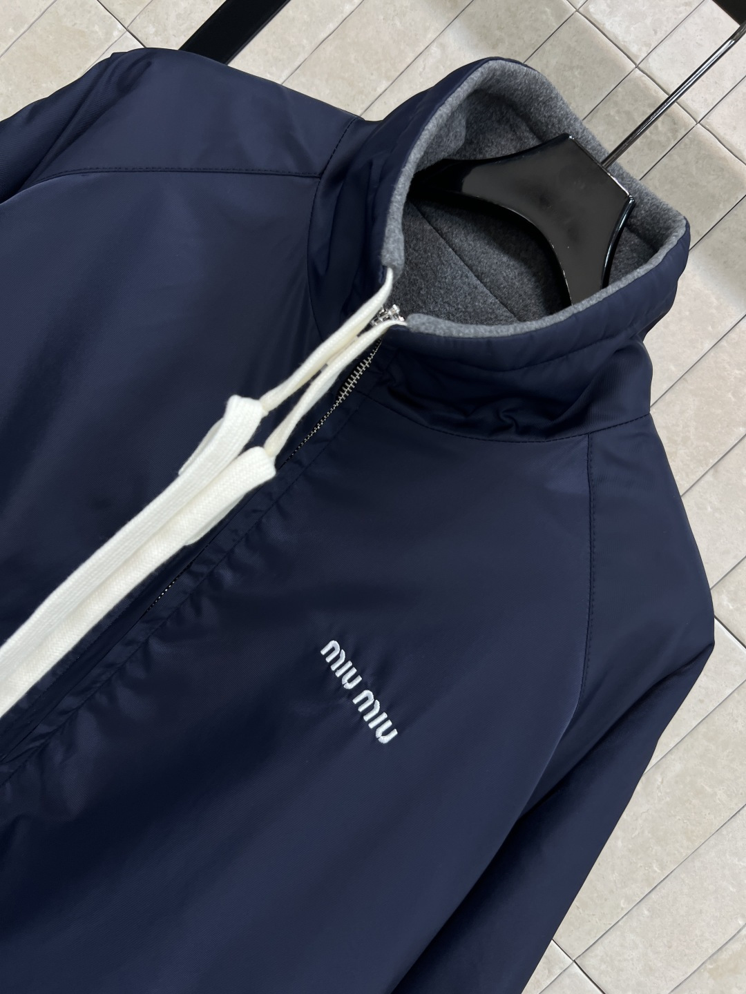 MIu家 25秋冬新款 双层穿立领夹克外套 一面纯色尼龙面料 一面灰色羊羔毛 高品质面料 轻便又保暖！立