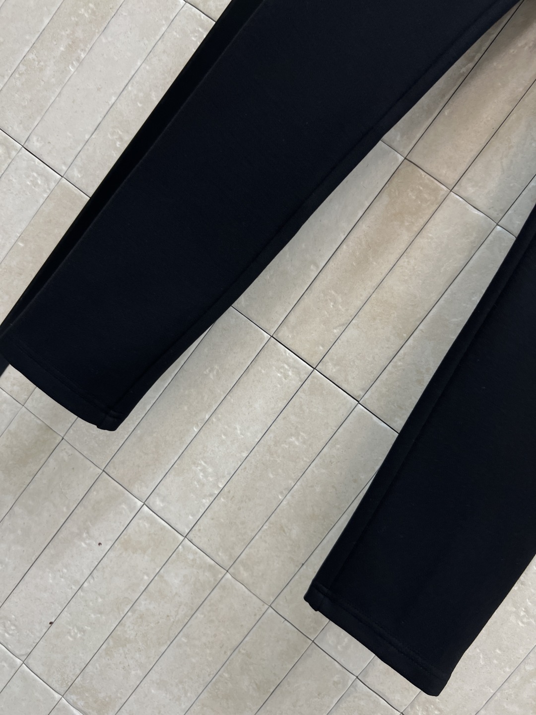 25秋冬新款 紧身打底裤 品牌刺绣数字皮牌点缀 日常百搭不挑人单品 松紧腰身设计 腰头数字图案装饰 紧身