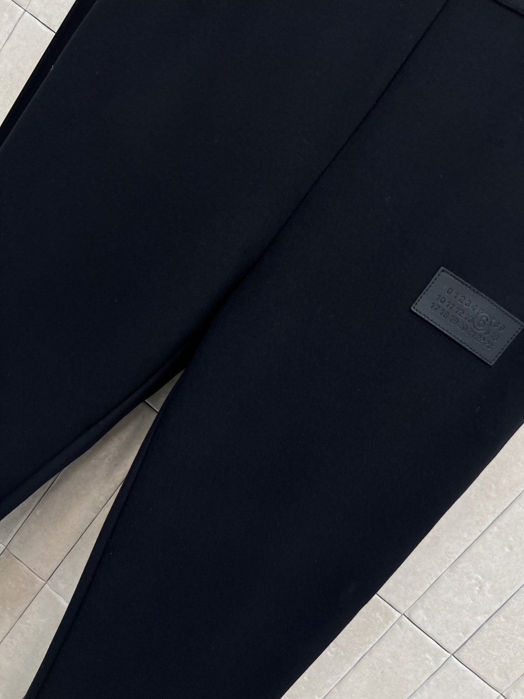 25秋冬新款 紧身打底裤 品牌刺绣数字皮牌点缀 日常百搭不挑人单品 松紧腰身设计 腰头数字图案装饰 紧身