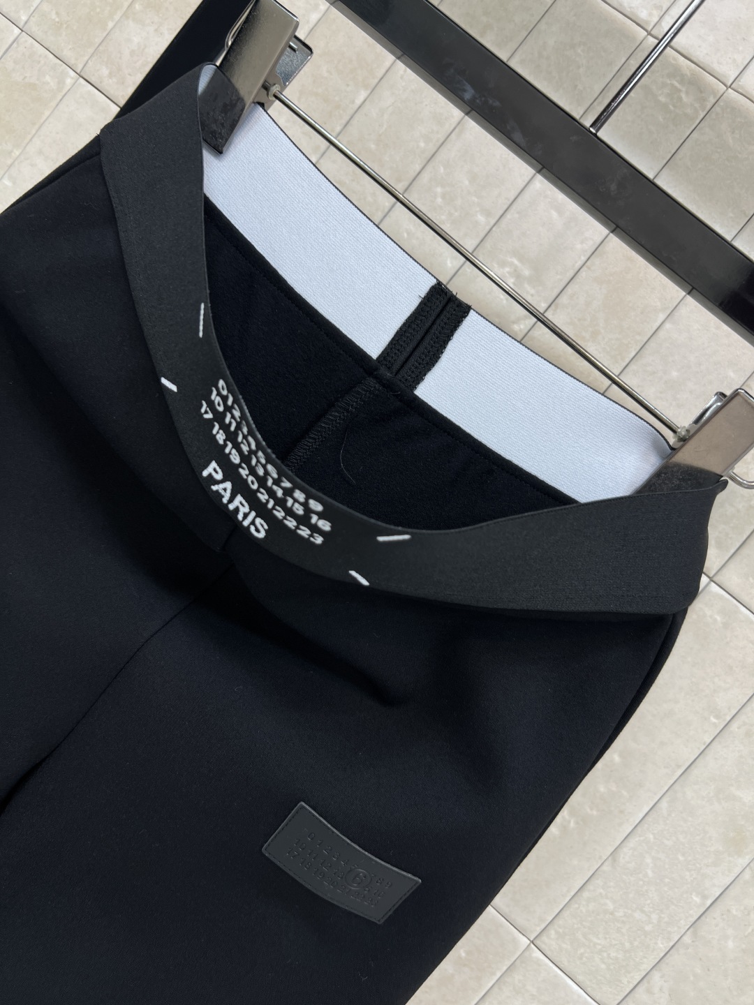 25秋冬新款 紧身打底裤 品牌刺绣数字皮牌点缀 日常百搭不挑人单品 松紧腰身设计 腰头数字图案装饰 紧身