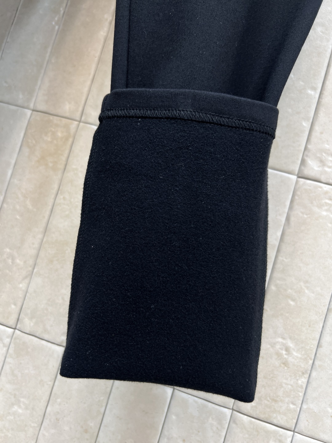 25秋冬新款 紧身打底裤 品牌刺绣数字皮牌点缀 日常百搭不挑人单品 松紧腰身设计 腰头数字图案装饰 紧身