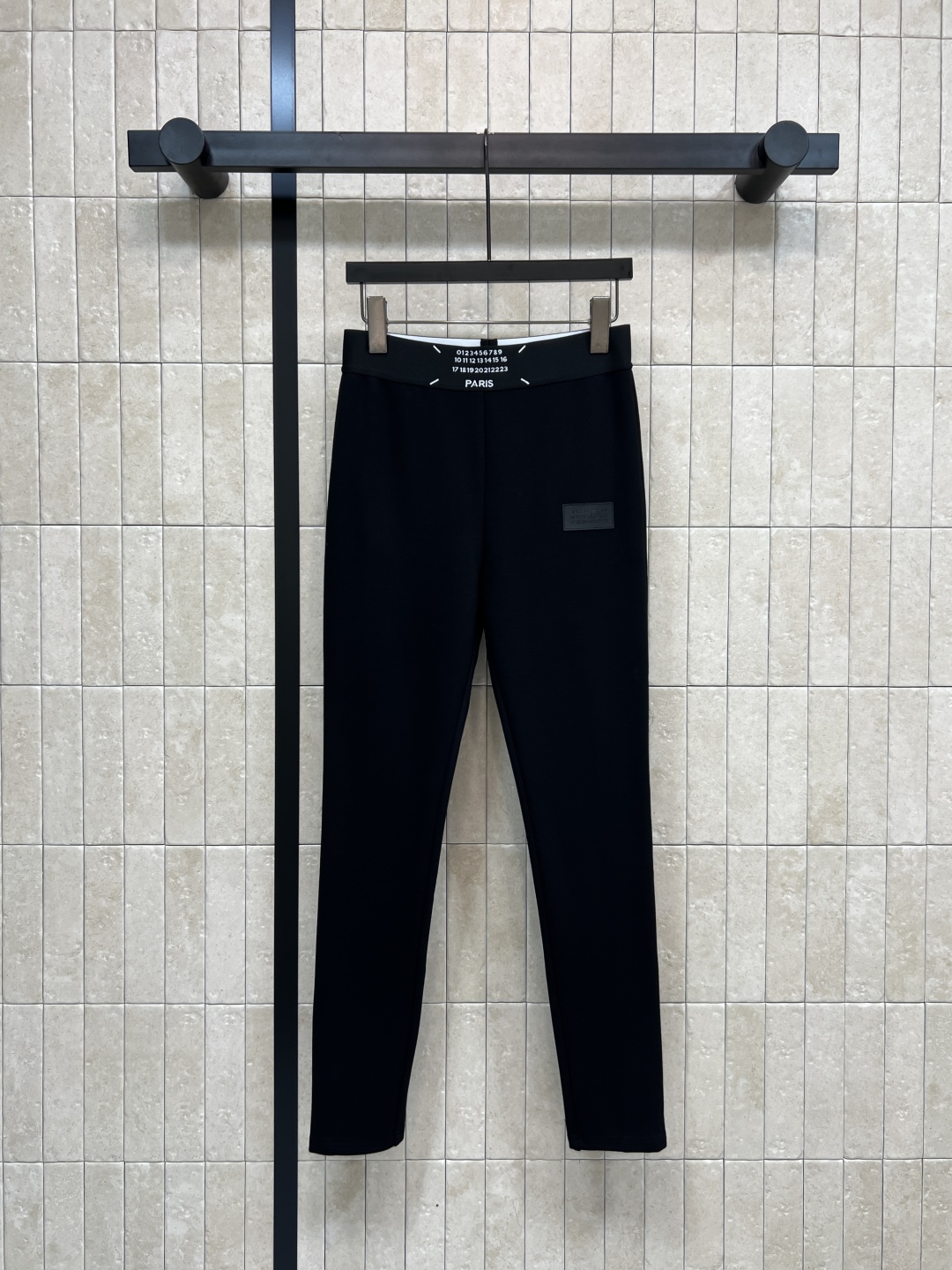 25秋冬新款 紧身打底裤 品牌刺绣数字皮牌点缀 日常百搭不挑人单品 松紧腰身设计 腰头数字图案装饰 紧身