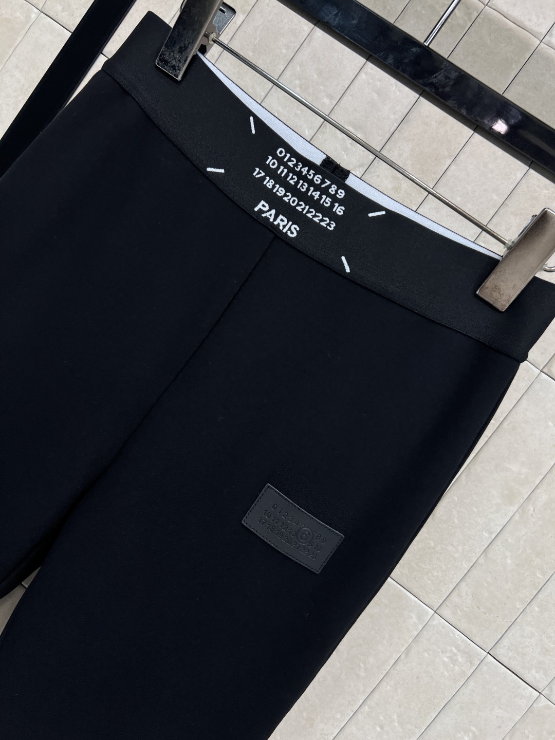 25秋冬新款 紧身打底裤 品牌刺绣数字皮牌点缀 日常百搭不挑人单品 松紧腰身设计 腰头数字图案装饰 紧身