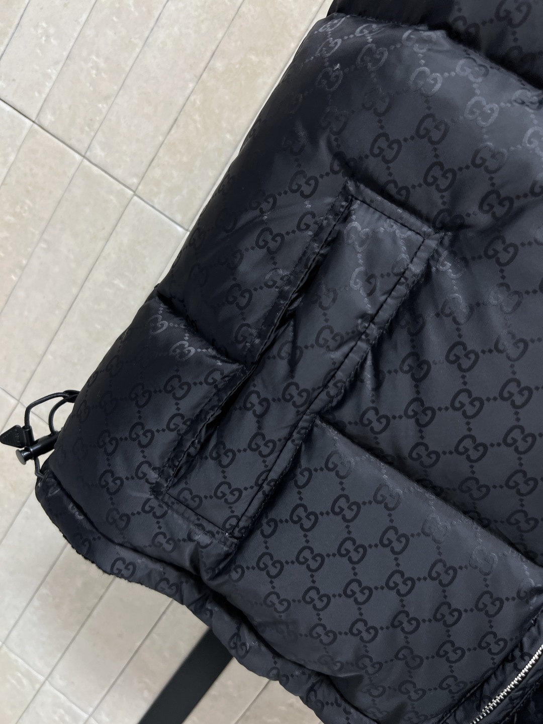 G家 25秋冬新款 双G提花双面穿羽绒马甲 一面经典黑色双G老花 辨识度超高！一面粗花呢编织面料 高品质