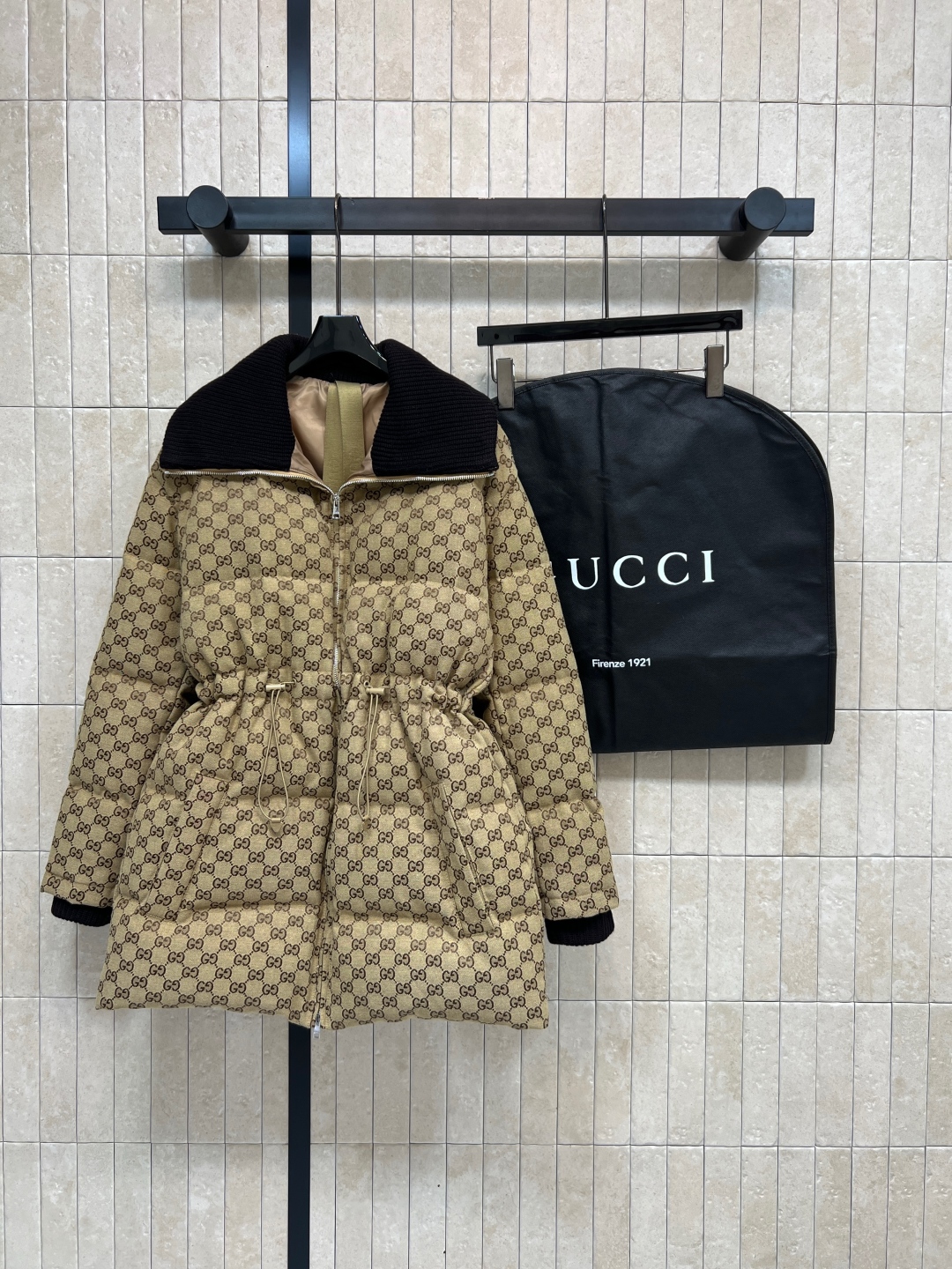 G家 25秋冬新款 双G提花大翻领收腰羽绒服 经典双G老花图案 复古又时髦 袖口+领口针织螺纹设计 内里