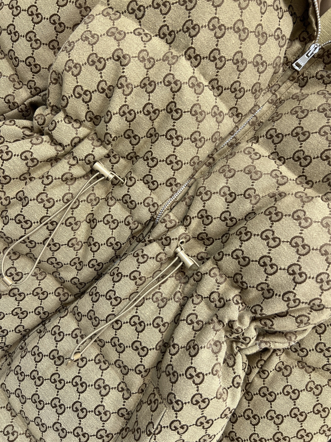 G家 25秋冬新款 双G提花大翻领收腰羽绒服 经典双G老花图案 复古又时髦 袖口+领口针织螺纹设计 内里