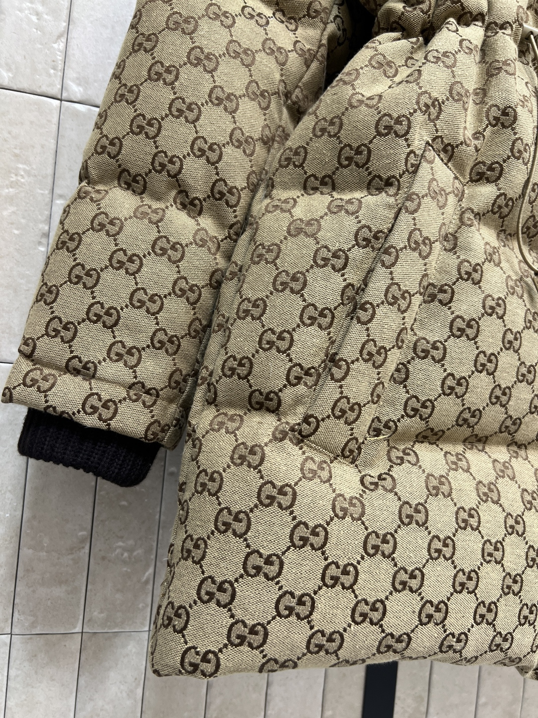 G家 25秋冬新款 双G提花大翻领收腰羽绒服 经典双G老花图案 复古又时髦 袖口+领口针织螺纹设计 内里