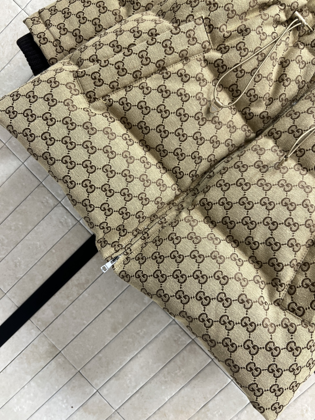 G家 25秋冬新款 双G提花大翻领收腰羽绒服 经典双G老花图案 复古又时髦 袖口+领口针织螺纹设计 内里