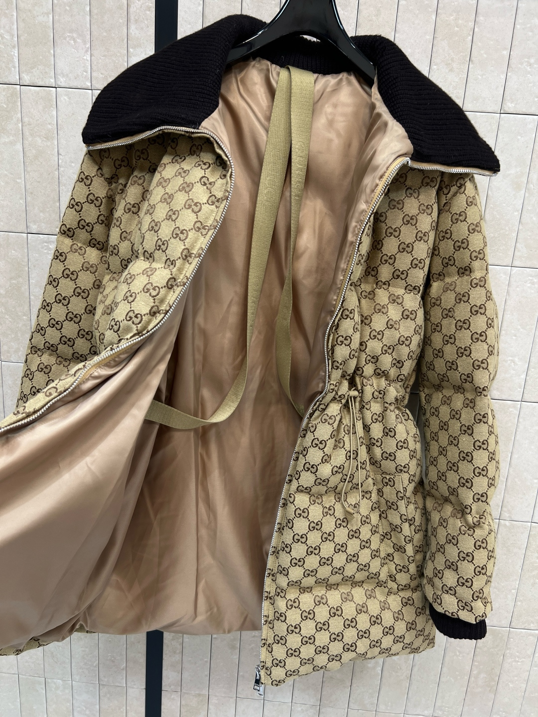 G家 25秋冬新款 双G提花大翻领收腰羽绒服 经典双G老花图案 复古又时髦 袖口+领口针织螺纹设计 内里