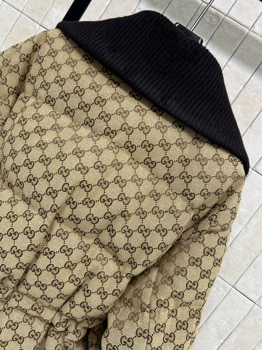 G家 25秋冬新款 双G提花大翻领收腰羽绒服 经典双G老花图案 复古又时髦 袖口+领口针织螺纹设计 内里