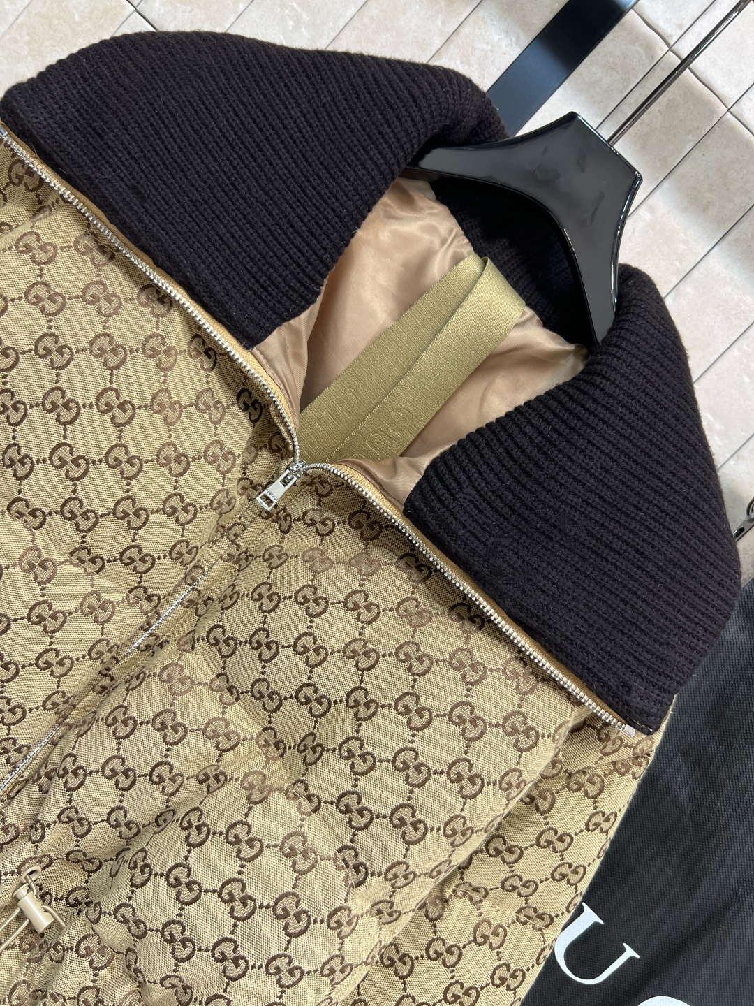 G家 25秋冬新款 双G提花大翻领收腰羽绒服 经典双G老花图案 复古又时髦 袖口+领口针织螺纹设计 内里