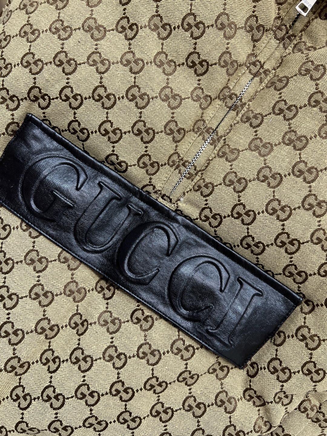 G家 25秋冬新款 双G提花大翻领羽绒马甲 经典双G老花+黑色皮革logo饰边 复古奢华感满满！可拆卸针