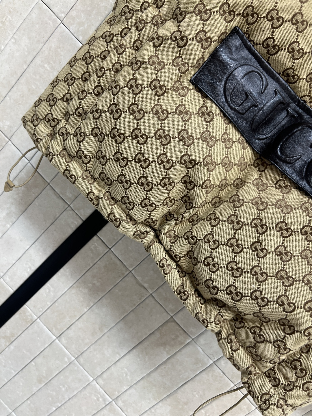 G家 25秋冬新款 双G提花大翻领羽绒马甲 经典双G老花+黑色皮革logo饰边 复古奢华感满满！可拆卸针