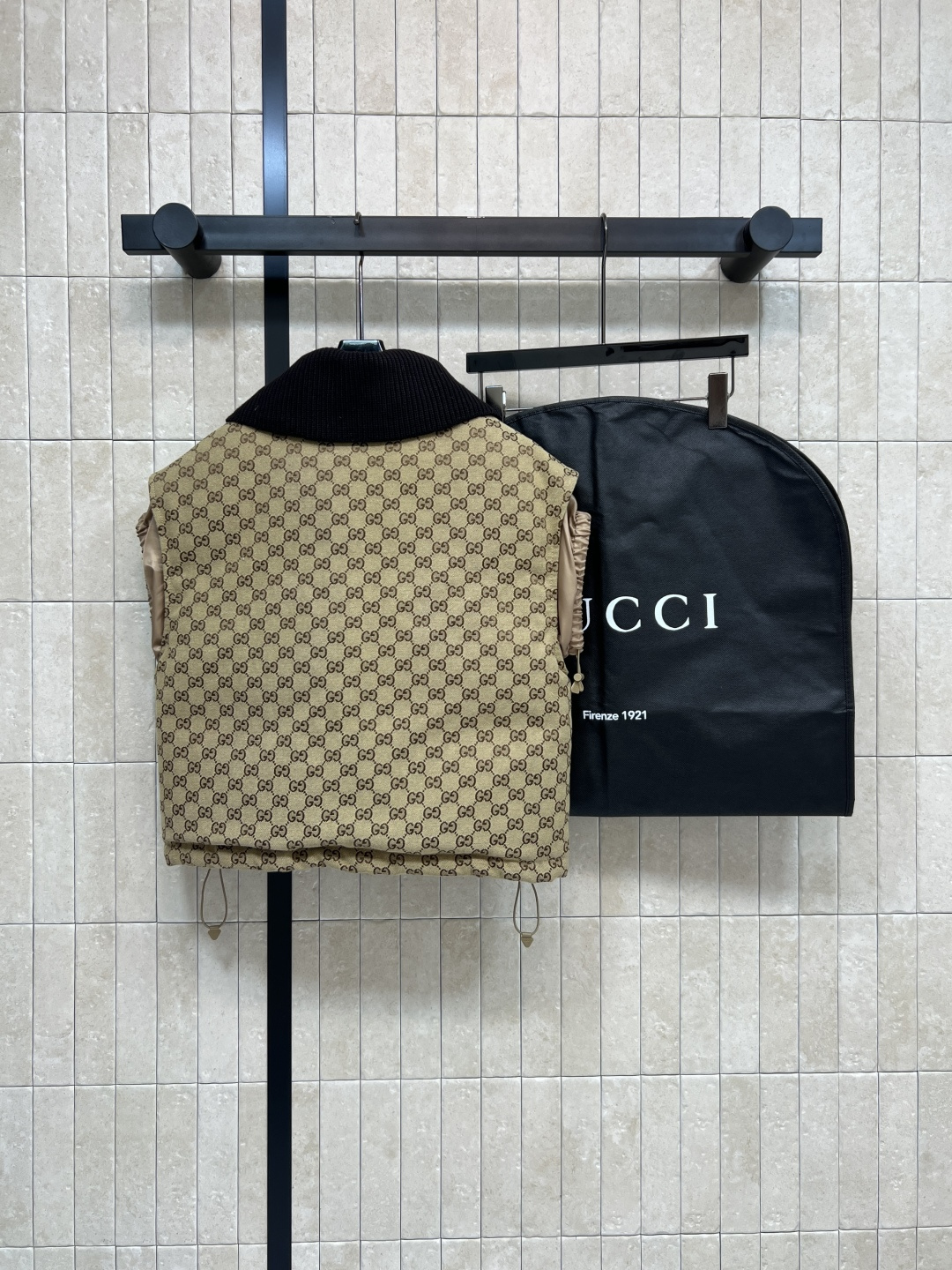 G家 25秋冬新款 双G提花大翻领羽绒马甲 经典双G老花+黑色皮革logo饰边 复古奢华感满满！可拆卸针