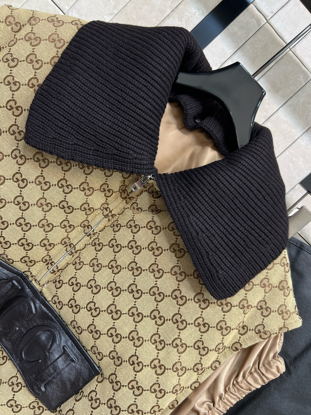 G家 25秋冬新款 双G提花大翻领羽绒马甲 经典双G老花+黑色皮革logo饰边 复古奢华感满满！可拆卸针