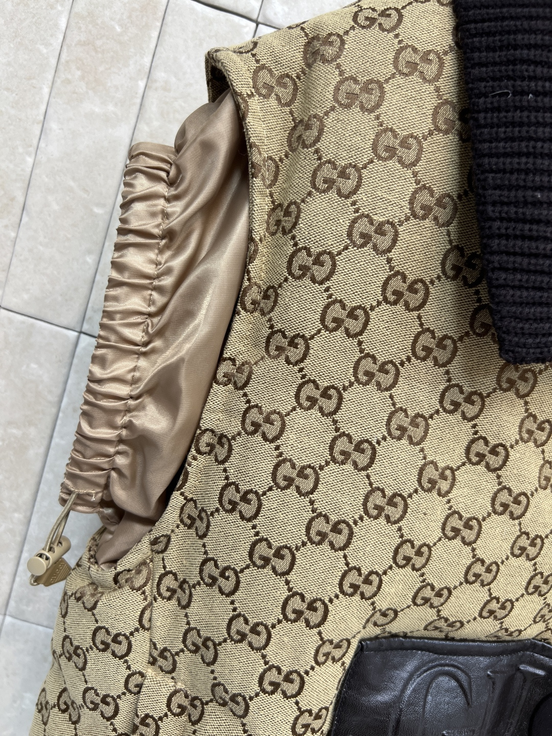 G家 25秋冬新款 双G提花大翻领羽绒马甲 经典双G老花+黑色皮革logo饰边 复古奢华感满满！可拆卸针