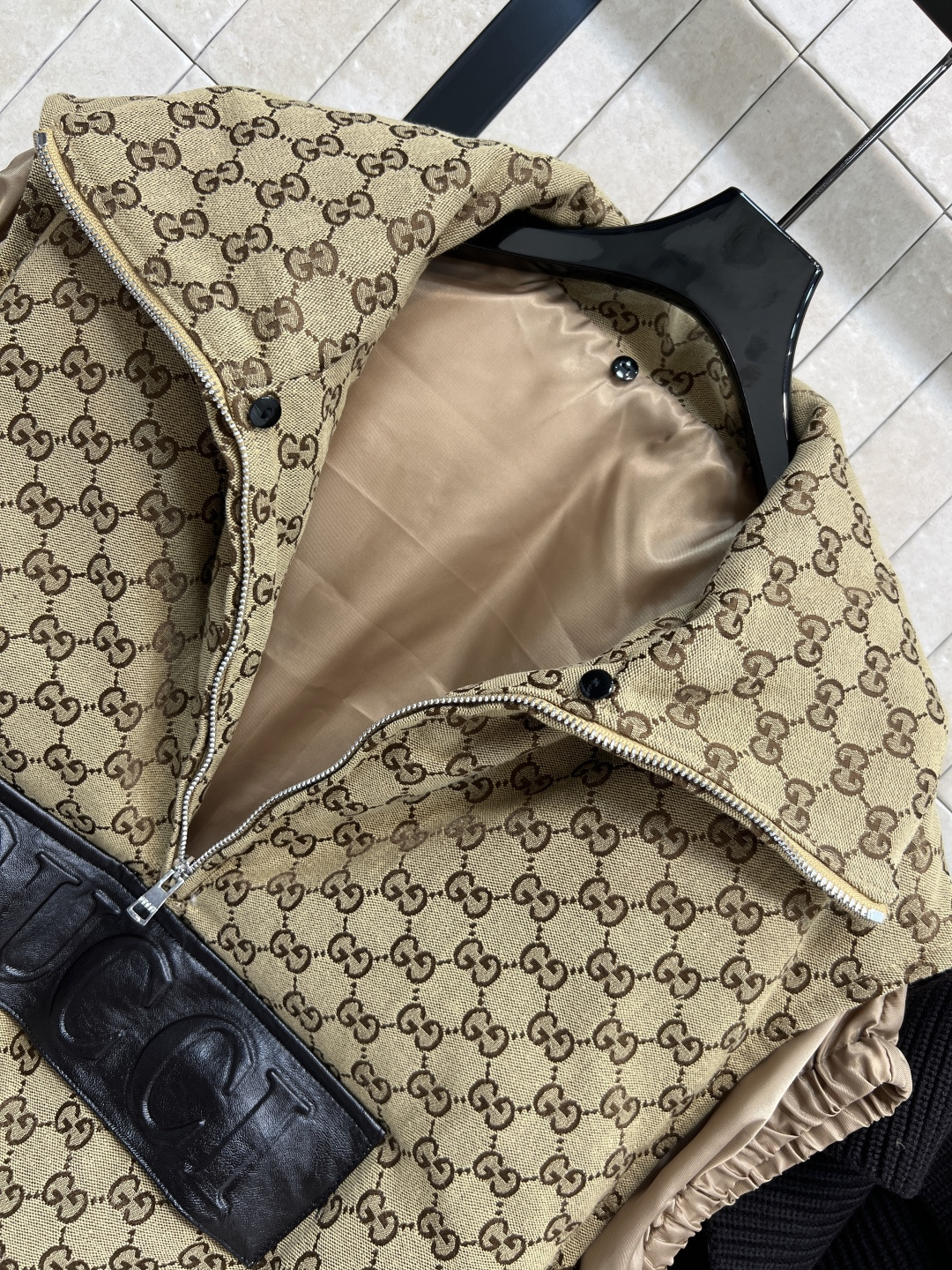 G家 25秋冬新款 双G提花大翻领羽绒马甲 经典双G老花+黑色皮革logo饰边 复古奢华感满满！可拆卸针