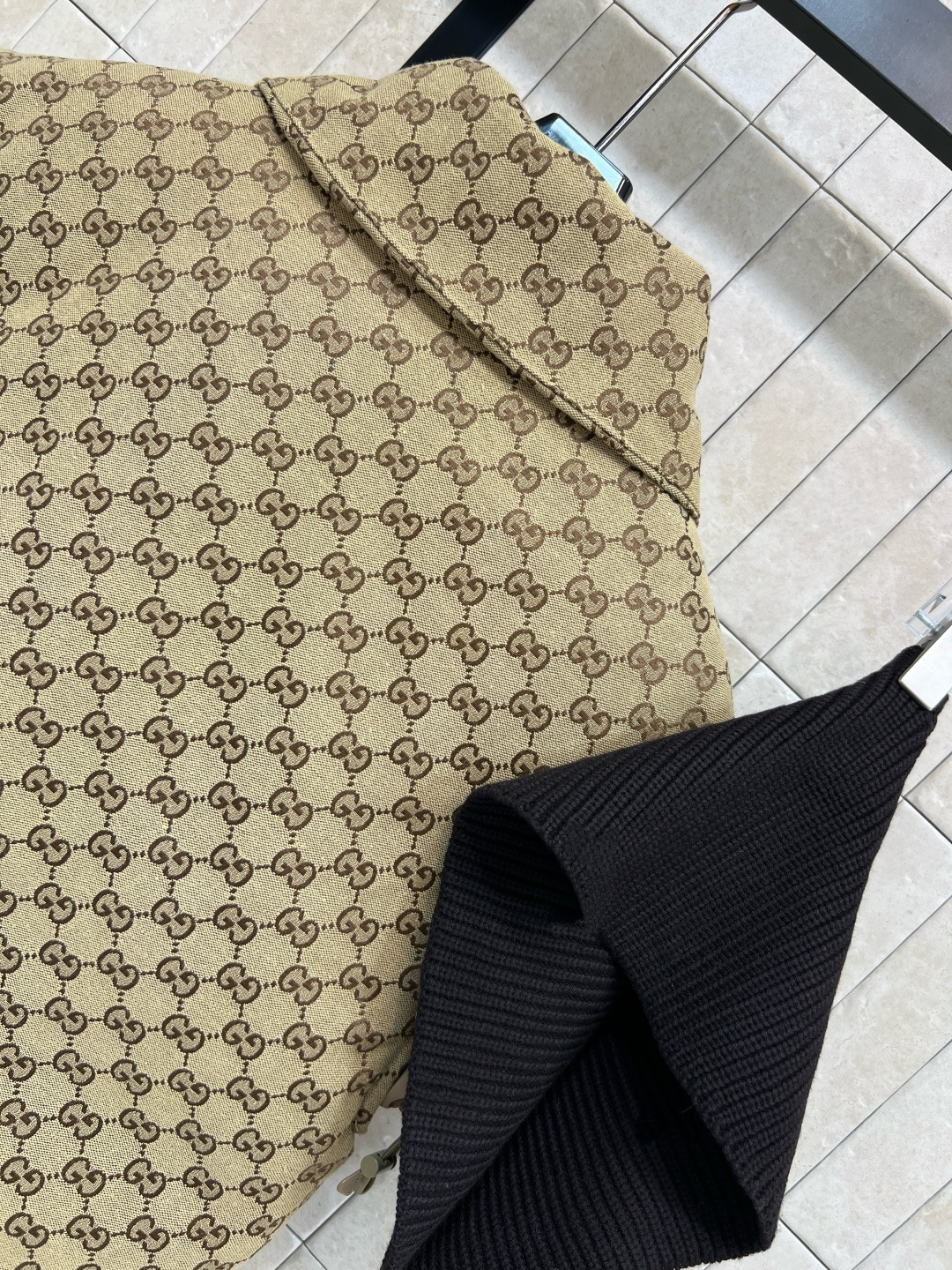 G家 25秋冬新款 双G提花大翻领羽绒马甲 经典双G老花+黑色皮革logo饰边 复古奢华感满满！可拆卸针