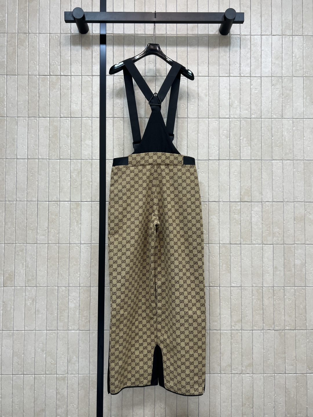 G家 25秋冬新款双G提花滑雪背带裤 经典GG图案+米色与黑色配色 奢华感满满！高性能防水面料 滑雪、户
