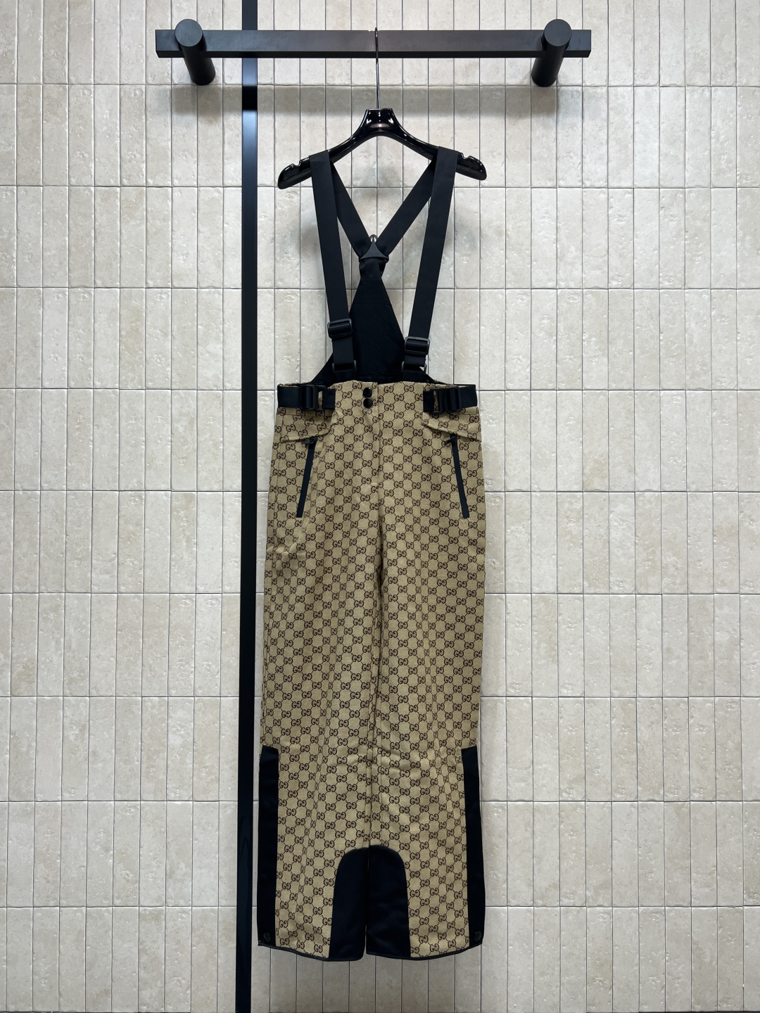 G家 25秋冬新款双G提花滑雪背带裤 经典GG图案+米色与黑色配色 奢华感满满！高性能防水面料 滑雪、户