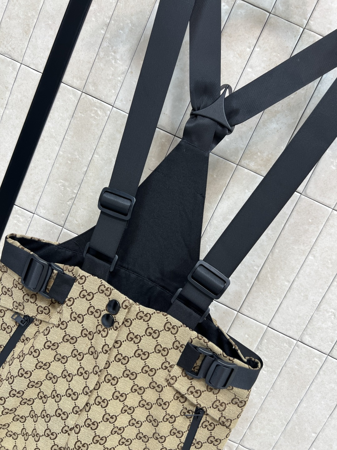 G家 25秋冬新款双G提花滑雪背带裤 经典GG图案+米色与黑色配色 奢华感满满！高性能防水面料 滑雪、户