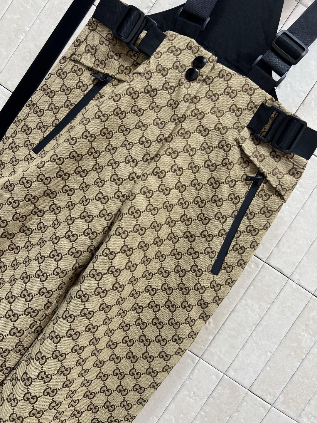 G家 25秋冬新款双G提花滑雪背带裤 经典GG图案+米色与黑色配色 奢华感满满！高性能防水面料 滑雪、户