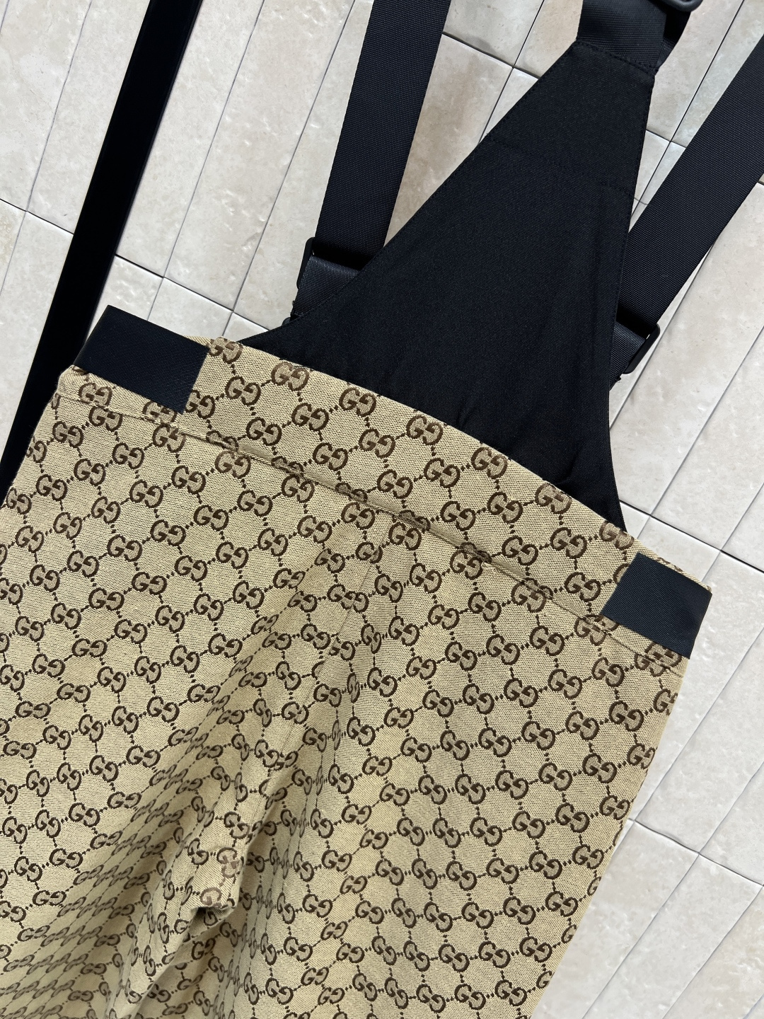 G家 25秋冬新款双G提花滑雪背带裤 经典GG图案+米色与黑色配色 奢华感满满！高性能防水面料 滑雪、户