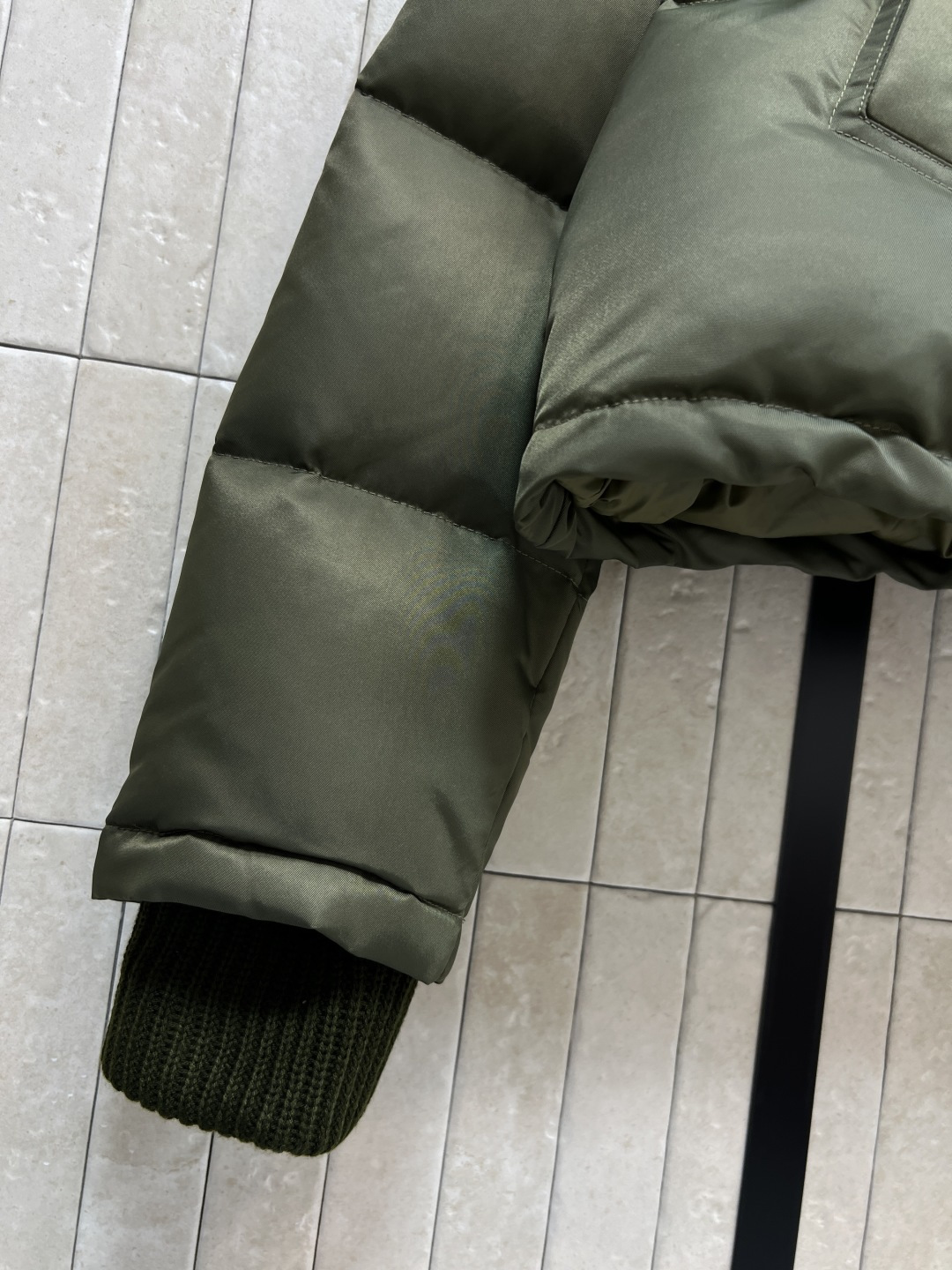 G家 25秋冬新款 军绿色短款羽绒服 短款剪裁+宽松版型 大翻领+袖口深绿色针织罗纹收口 防风又舒适 内