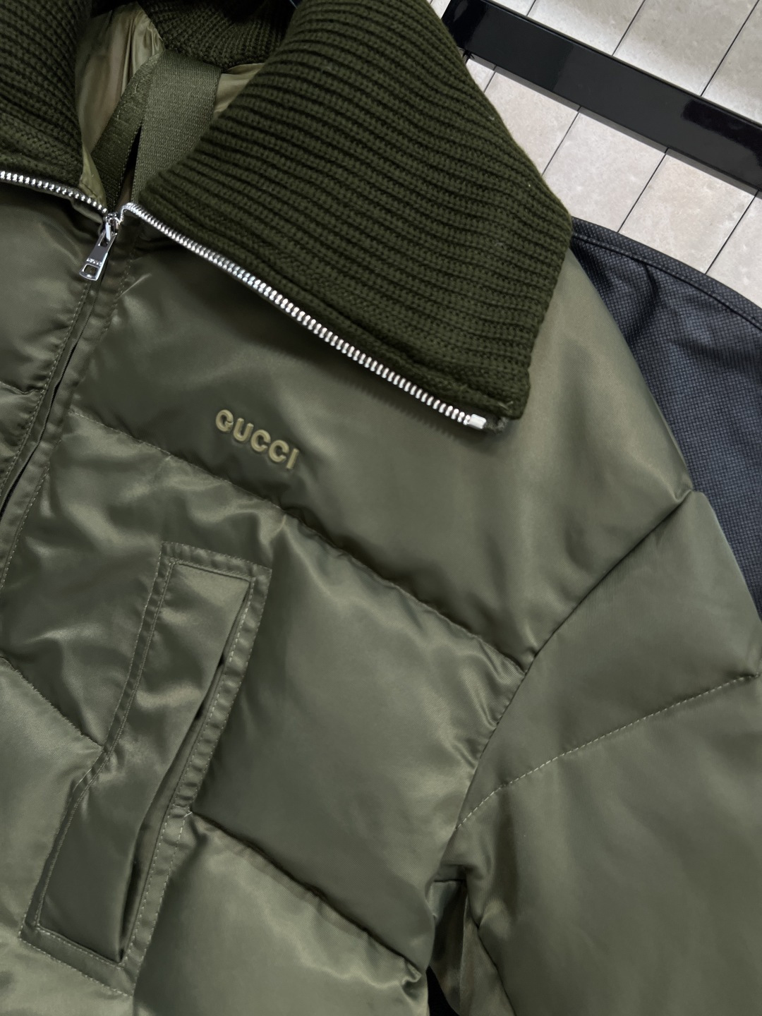 G家 25秋冬新款 军绿色短款羽绒服 短款剪裁+宽松版型 大翻领+袖口深绿色针织罗纹收口 防风又舒适 内