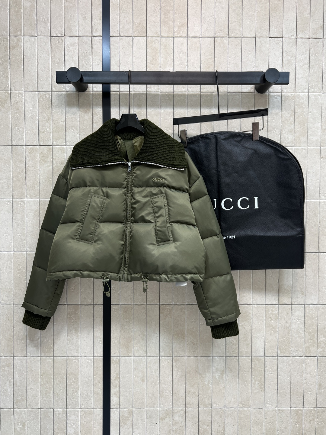 G家 25秋冬新款 军绿色短款羽绒服 短款剪裁+宽松版型 大翻领+袖口深绿色针织罗纹收口 防风又舒适 内