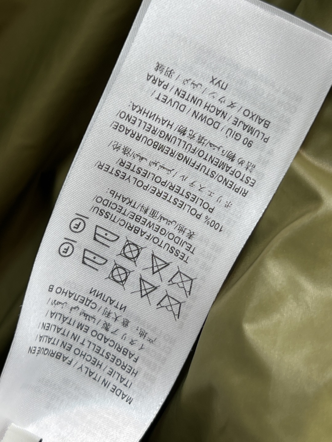 G家 25秋冬新款 军绿色短款羽绒服 短款剪裁+宽松版型 大翻领+袖口深绿色针织罗纹收口 防风又舒适 内