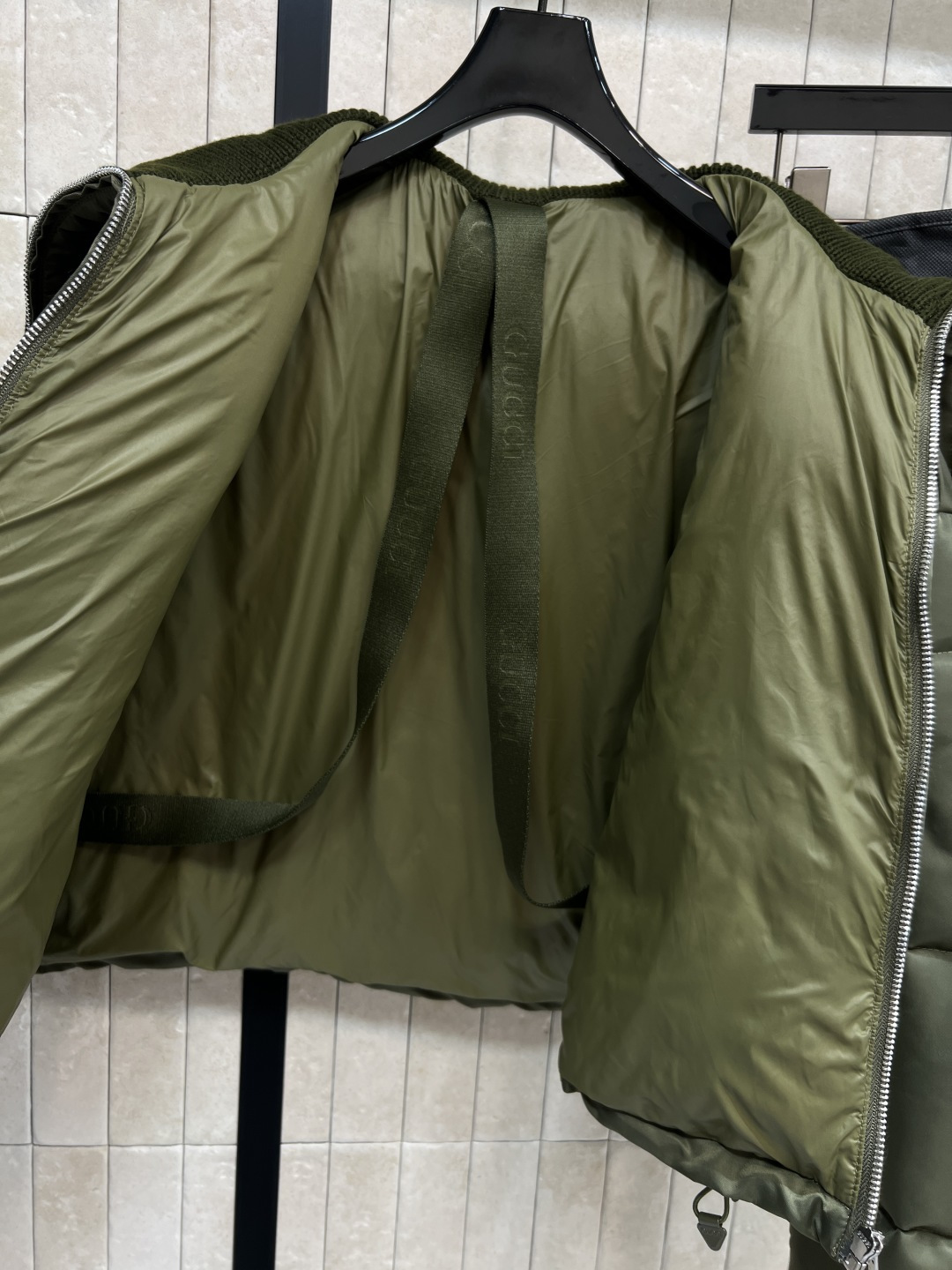 G家 25秋冬新款 军绿色短款羽绒服 短款剪裁+宽松版型 大翻领+袖口深绿色针织罗纹收口 防风又舒适 内