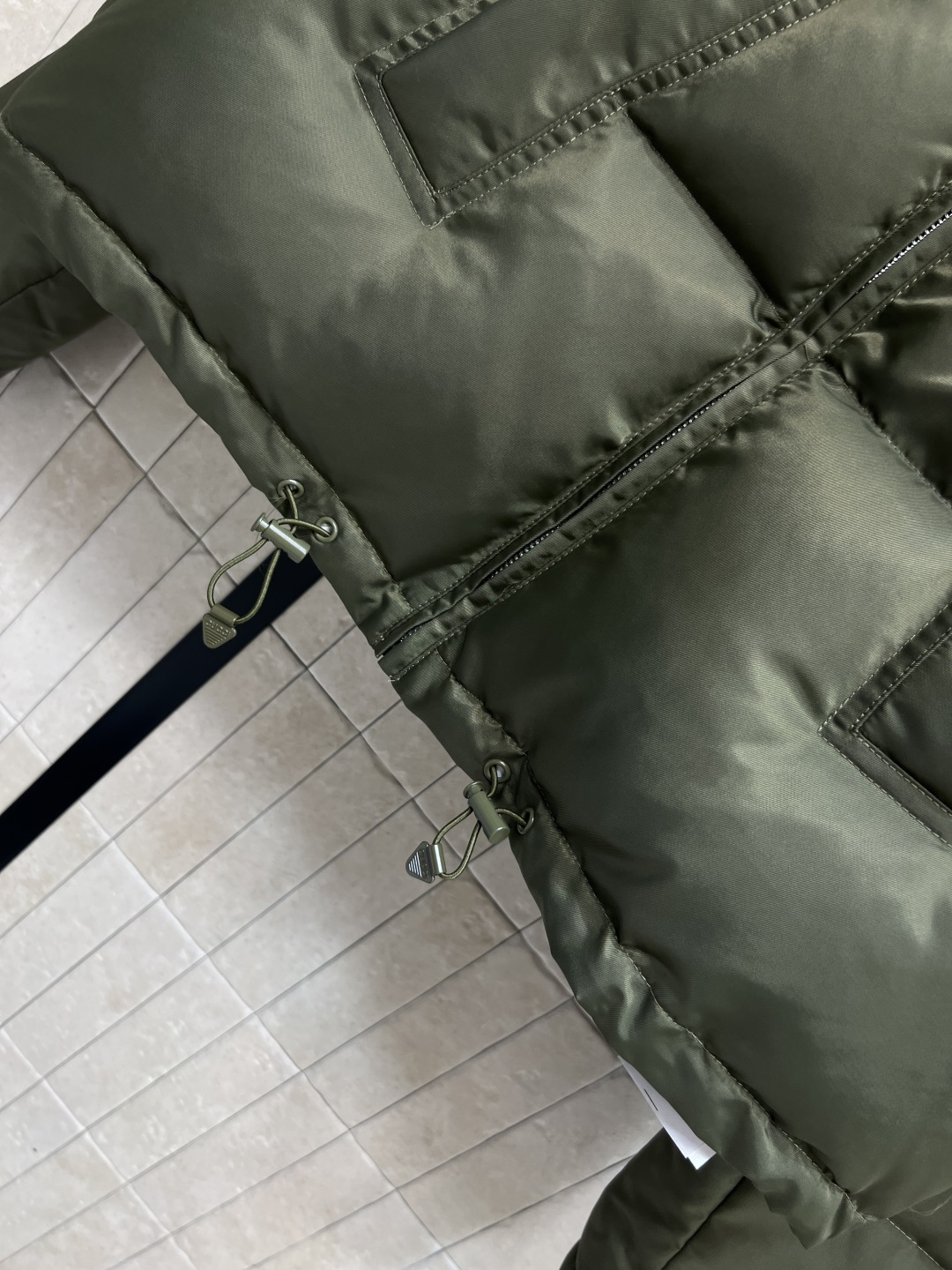 G家 25秋冬新款 军绿色短款羽绒服 短款剪裁+宽松版型 大翻领+袖口深绿色针织罗纹收口 防风又舒适 内
