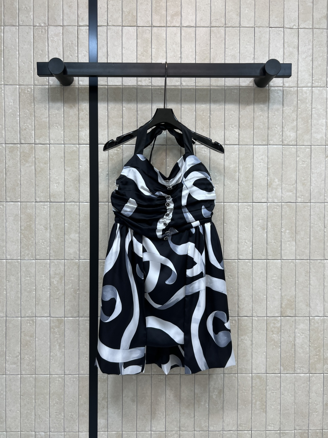 NO:578473,Xiaoxiangjia 25 new autumn and winter style ink printed halterneck short dress. The halterneck tube top design shows the neck line. It is elegant and artistic. It is light and soft fabric. It is very comfortable to wear in spring and summer. The chest pleats + logo buttons are embellished. Full marks for details!  It is suitable for daily travel or vacation. It can be easily worn with sandals/boots. One color and three sizes, chanel, sandals, boots, skirts, alexander wang19860909小香家 25秋冬新款 水墨印花挂脖短款连衣裙 挂脖抹胸设计超显颈部线条 优雅又有艺术感 轻薄柔软面料 春夏穿很舒服 胸前褶皱+logo纽扣点缀 细节满分！日常出行或度假都很适合 搭配凉鞋/短靴都能轻松驾驭 一色三码,,chanel,sandals,boots,skirts,alexander wang,Women's clothing