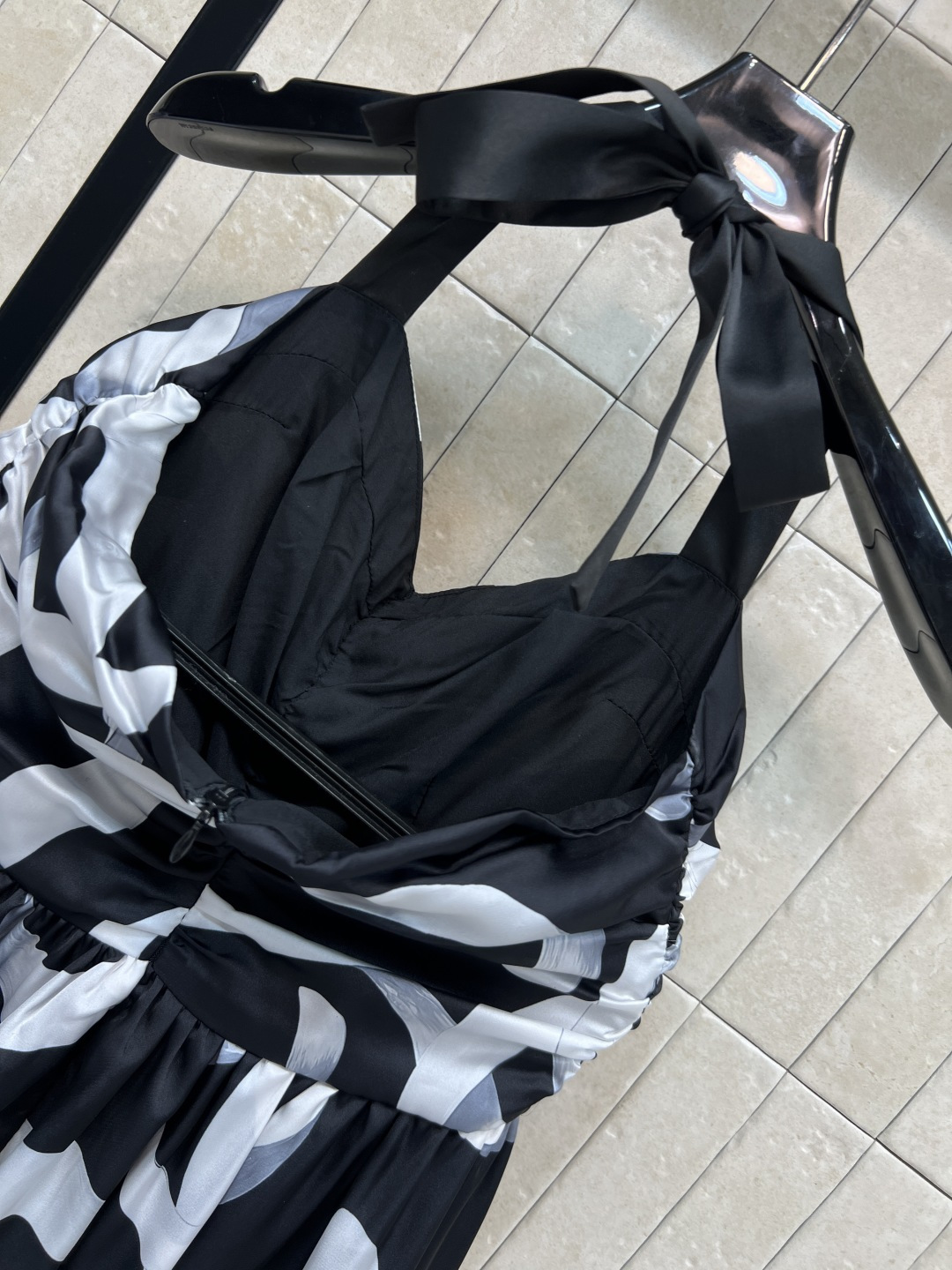 小香家 25秋冬新款 水墨印花挂脖短款连衣裙 挂脖抹胸设计超显颈部线条 优雅又有艺术感 轻薄柔软面料 春
