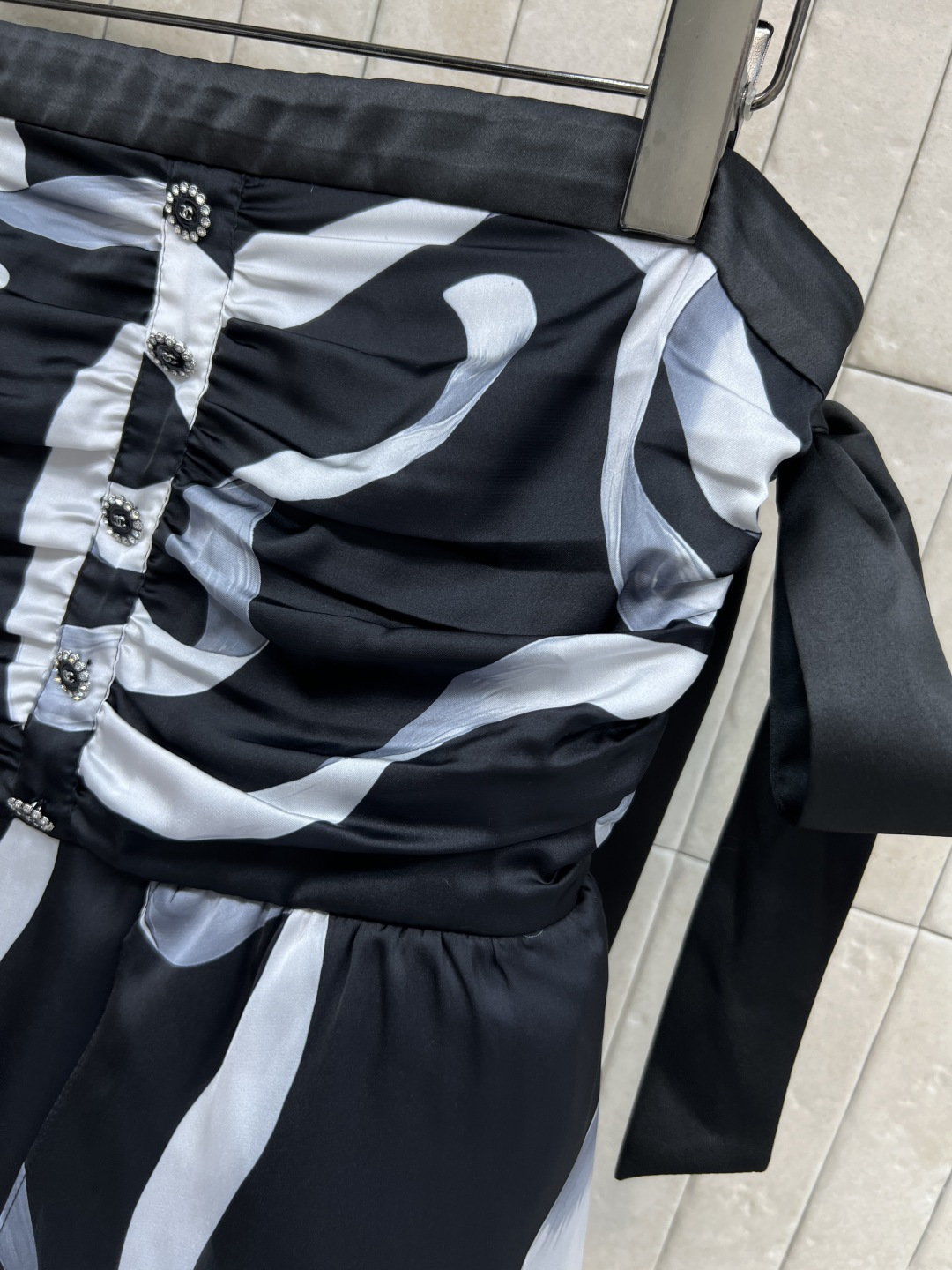 小香家 25秋冬新款 水墨印花抹胸连衣裙 抹胸超显颈部线条 优雅又有艺术感 轻薄柔软面料，春夏穿很舒服 