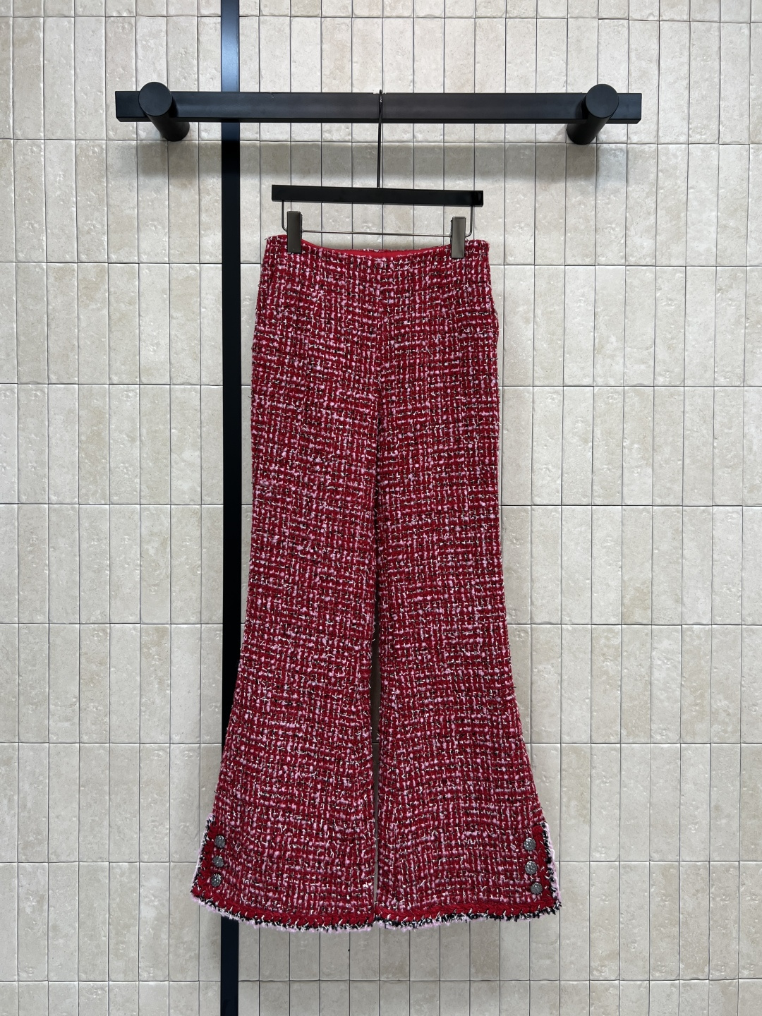 NO:578487,Xiaoxiangjia 25 new autumn and winter style red tweed wide-leg pants. Classic tweed material and super high-end texture. High-waisted wide-leg design, flattering leg shape and comfortable. Super warm for autumn and winter wear!  The button details on both sides of the trousers are smart and stylish. They look great with sweaters or knitted sweaters. They can be easily worn during commuting and gatherings. Three sizes in one color, chanel, sweaters, alexander wang19860909小香家 25秋冬新款 红色粗花呢阔腿裤 经典粗花呢材质质感超高级 高腰阔腿设计 修饰腿型又舒适 秋冬穿超保暖！裤脚两侧纽扣细节 灵动又有设计感 搭配毛衣或针织衫都很出彩 通勤、聚会都能轻松驾驭 一色三码,,chanel,sweaters,alexander wang,Women's clothing