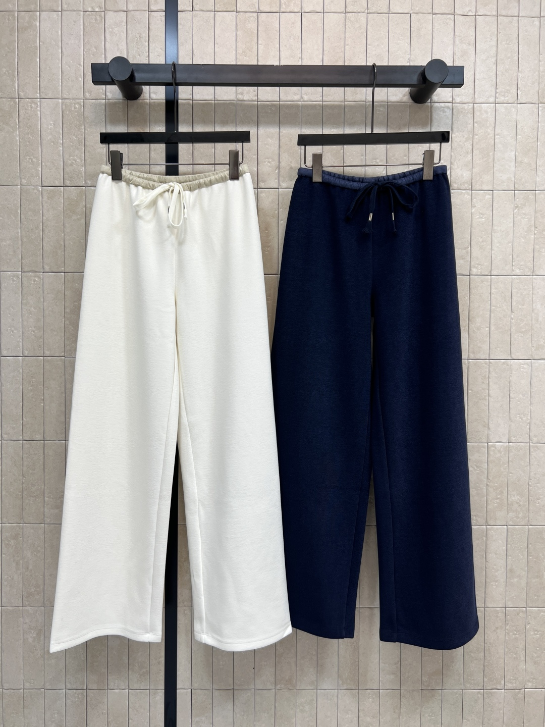 小香家 25秋冬新款 抽绳高腰阔腿裤 上身挺阔有型 后口袋logo小标点缀 彰显品牌魅力 大牌又时髦 阔