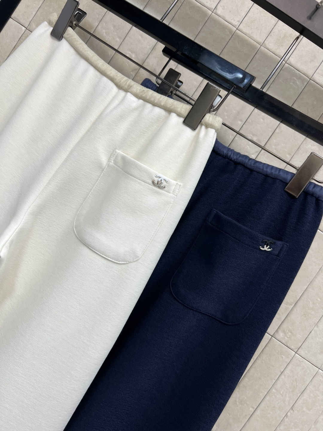 小香家 25秋冬新款 抽绳高腰阔腿裤 上身挺阔有型 后口袋logo小标点缀 彰显品牌魅力 大牌又时髦 阔