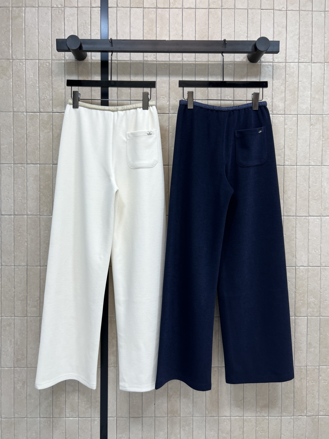 小香家 25秋冬新款 抽绳高腰阔腿裤 上身挺阔有型 后口袋logo小标点缀 彰显品牌魅力 大牌又时髦 阔