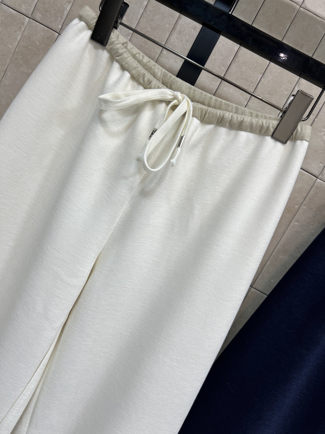 小香家 25秋冬新款 抽绳高腰阔腿裤 上身挺阔有型 后口袋logo小标点缀 彰显品牌魅力 大牌又时髦 阔