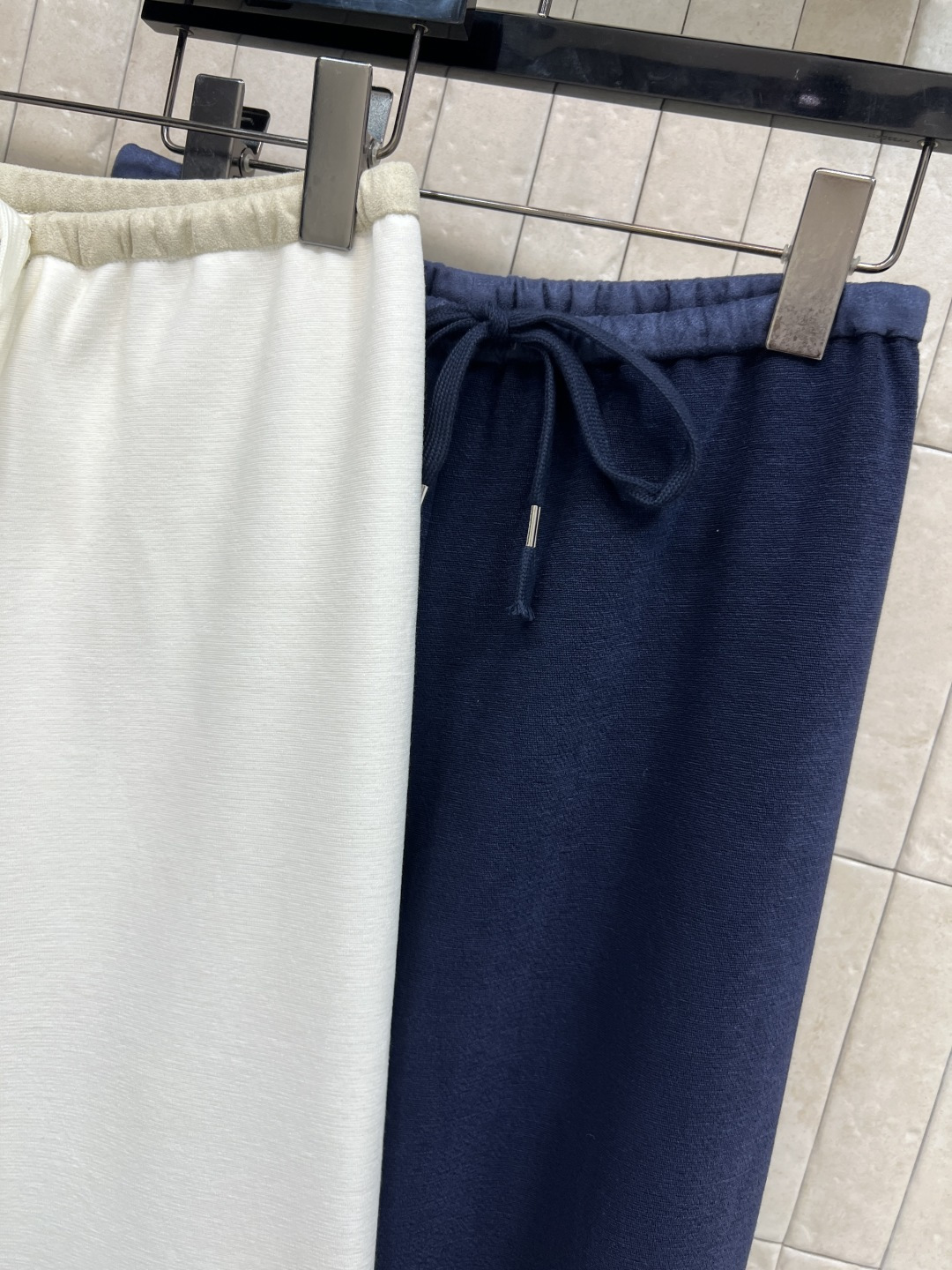 小香家 25秋冬新款 抽绳高腰阔腿裤 上身挺阔有型 后口袋logo小标点缀 彰显品牌魅力 大牌又时髦 阔