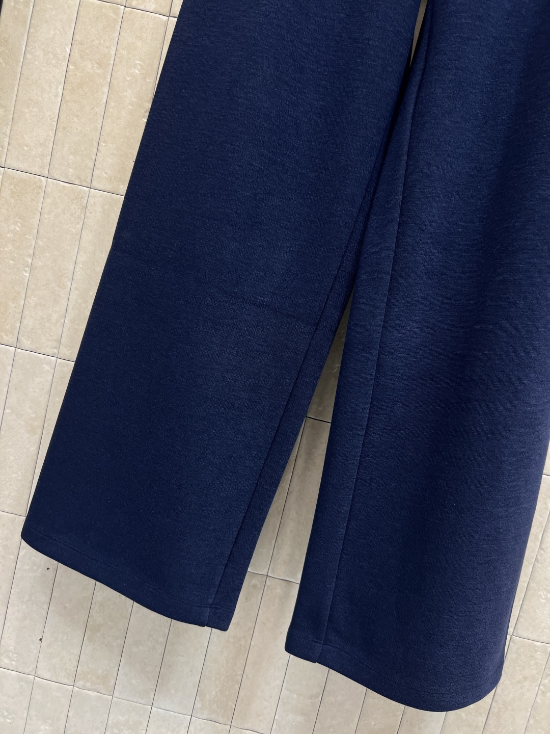 小香家 25秋冬新款 抽绳高腰阔腿裤 上身挺阔有型 后口袋logo小标点缀 彰显品牌魅力 大牌又时髦 阔