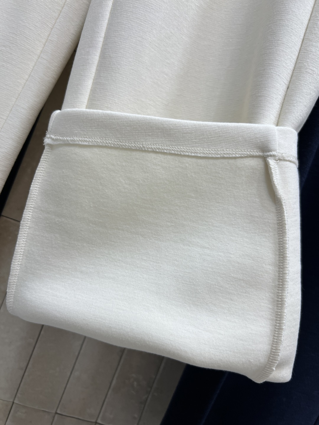 MIU家 25秋冬新款 极简主义的设计阔腿裤 上身挺阔有型 经典字母Logo点缀 彰显品牌魅力 大牌又时