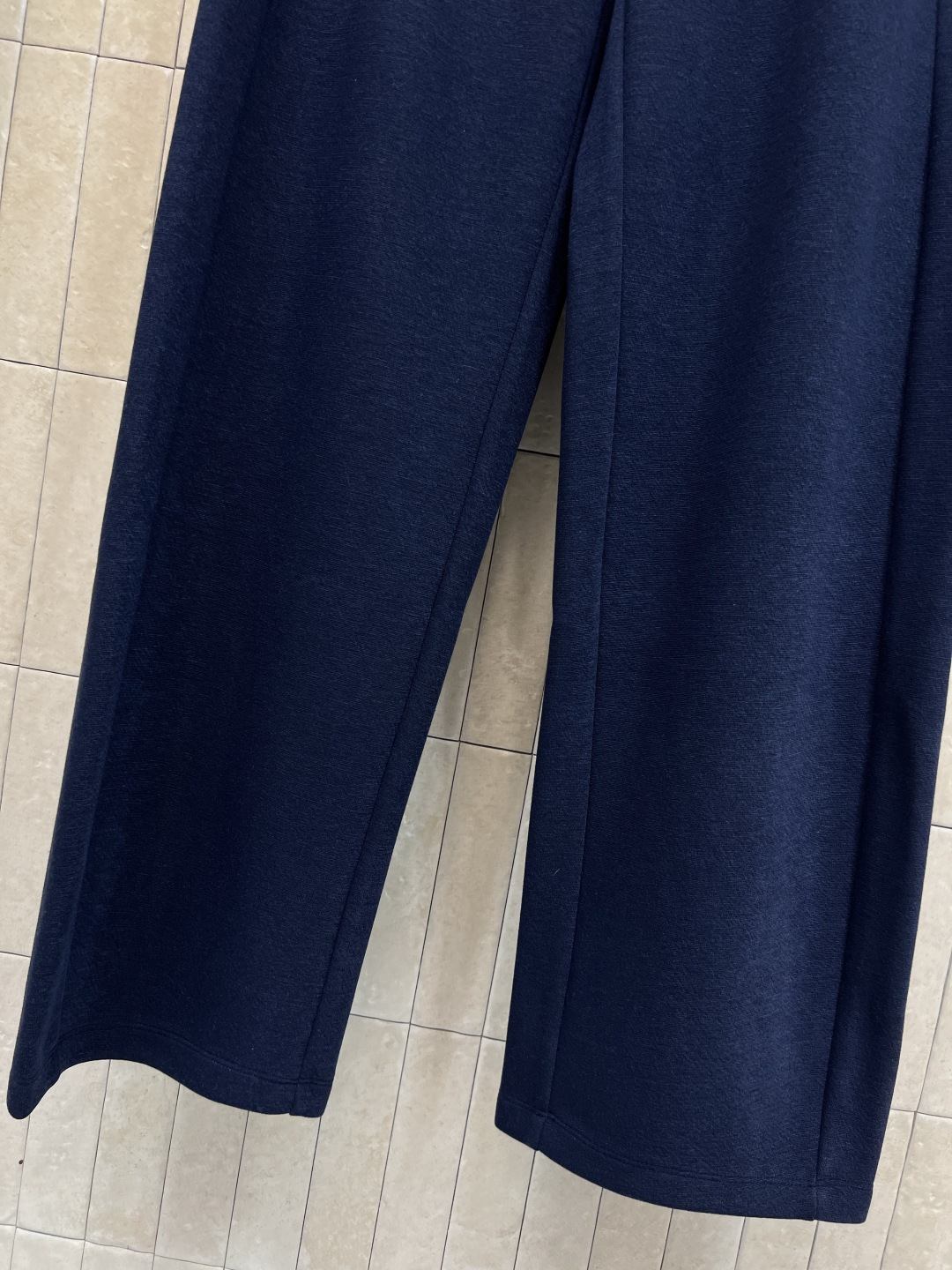 MIU家 25秋冬新款 极简主义的设计阔腿裤 上身挺阔有型 经典字母Logo点缀 彰显品牌魅力 大牌又时