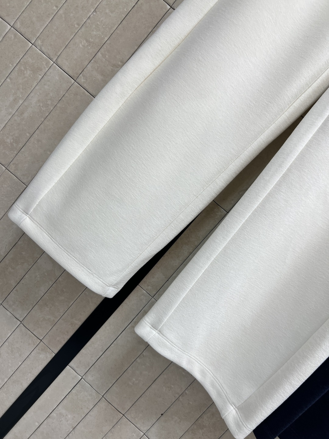 MIU家 25秋冬新款 极简主义的设计阔腿裤 上身挺阔有型 经典字母Logo点缀 彰显品牌魅力 大牌又时