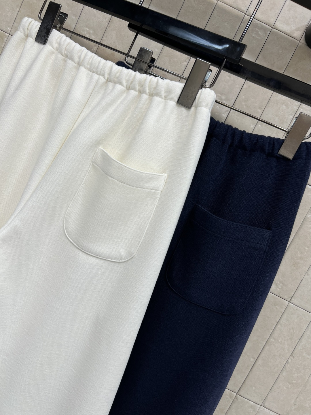 MIU家 25秋冬新款 极简主义的设计阔腿裤 上身挺阔有型 经典字母Logo点缀 彰显品牌魅力 大牌又时